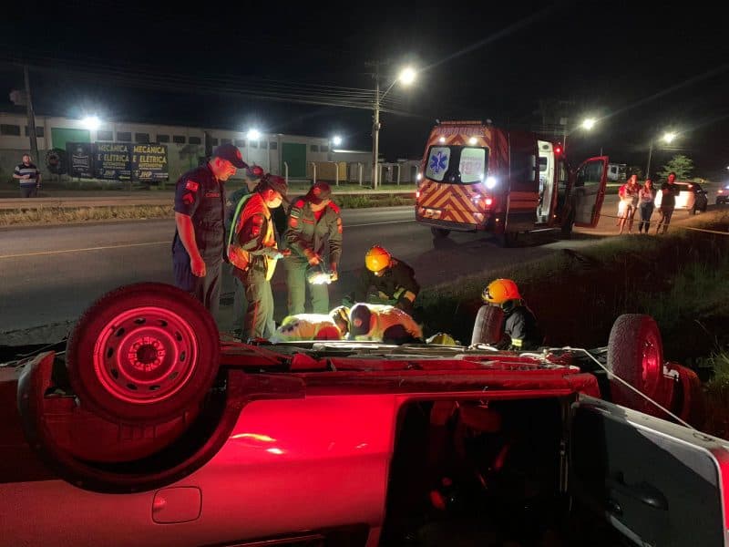 Mulher morre após caminhonete tombar dentro de vala na BR-470
