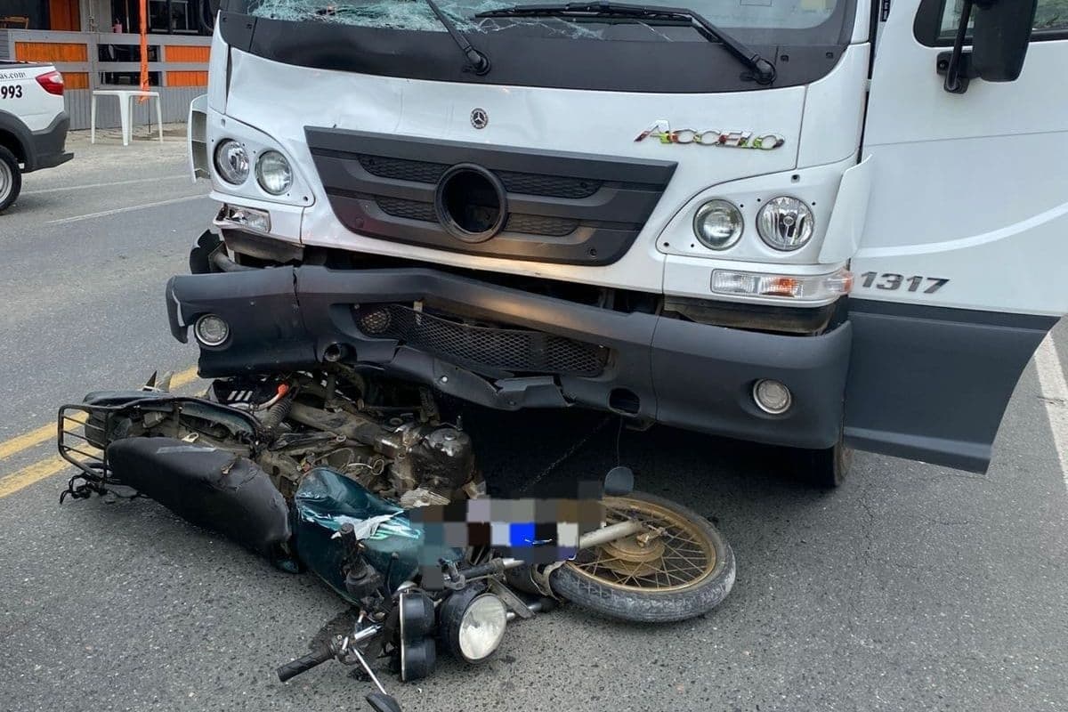 Motociclista e passageiro morrem após acidente com caminhão em Blumenau