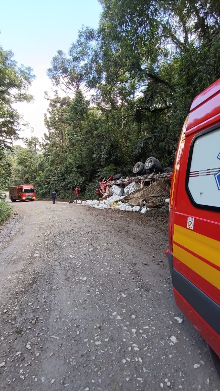 Caminhão com carga química tomba e ameaça rio em Doutor Pedrinho