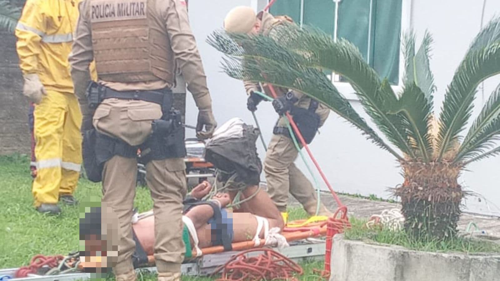 “Ficou calmo”: Homem surtado causa pânico após invadir residências e acaba amarrado