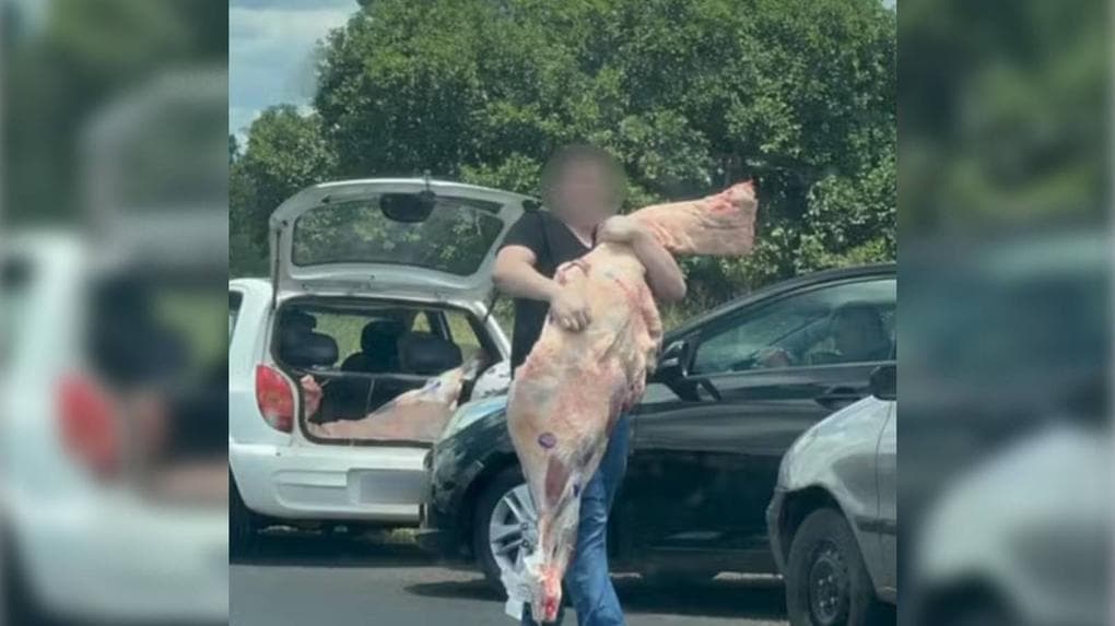 “Picanha garantida”: Caminhão tomba e carga de carne é saqueada no Paraná