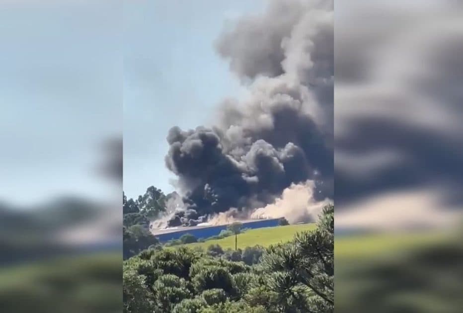 Fumaça extremamente tóxica é liberada após incêndio em Galpão de pneus em SC