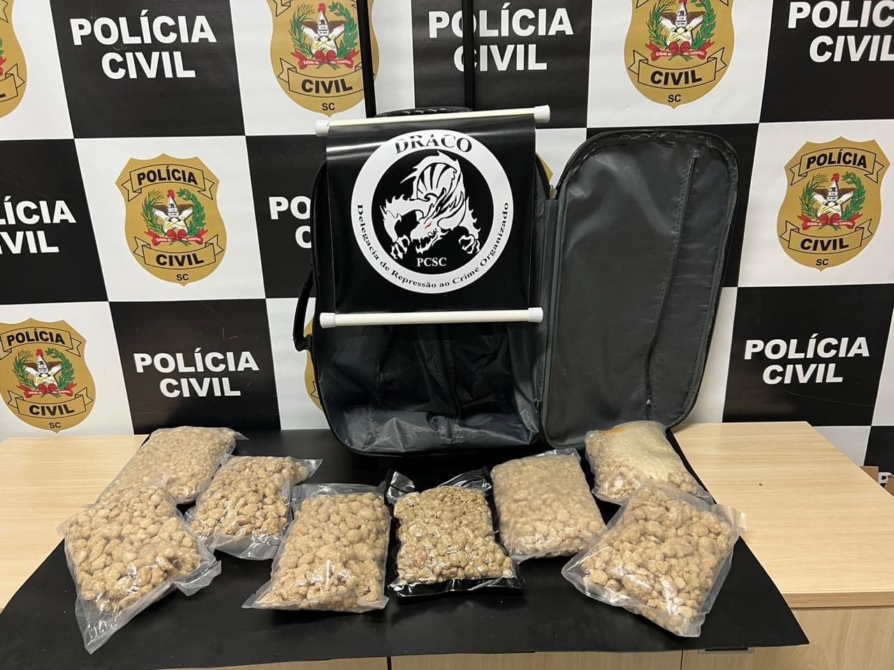 Três presos na Grande Florianópolis em operação contra tráfico de ecstasy e armas
