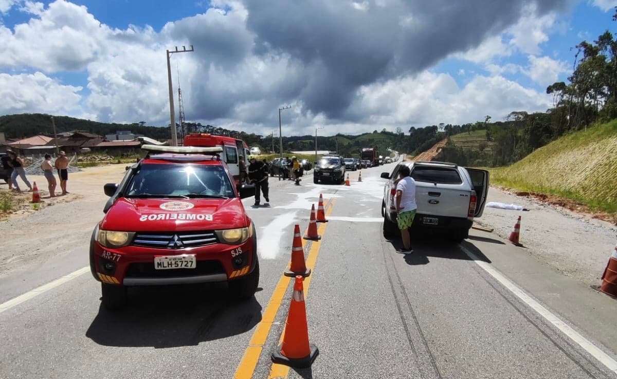 Motociclista é esmagado por caminhonete e não sobrevive na BR-282