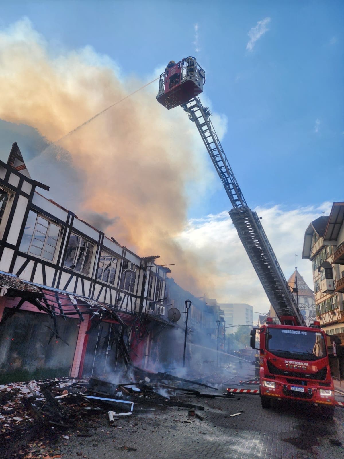 Incêndio de grandes proporções atinge complexo de lojas em Blumenau