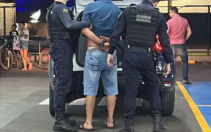 Homem bêbado e com faca causa pânico em clientes de supermercado em Itajaí