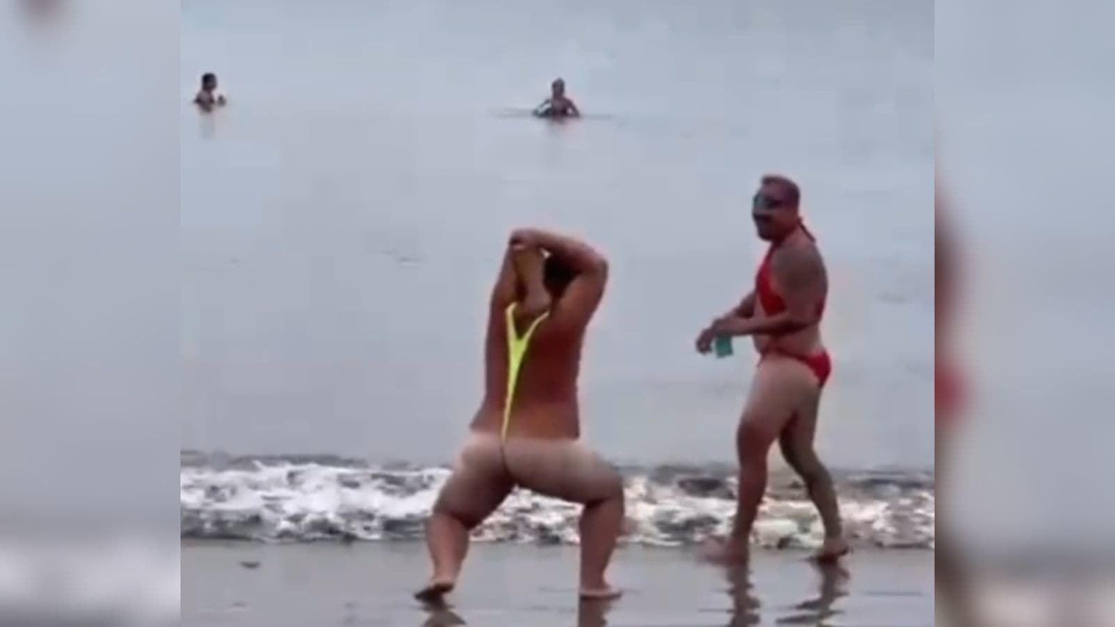 “Nova tendência”: Homens são flagrados de fio dental em praia de SC