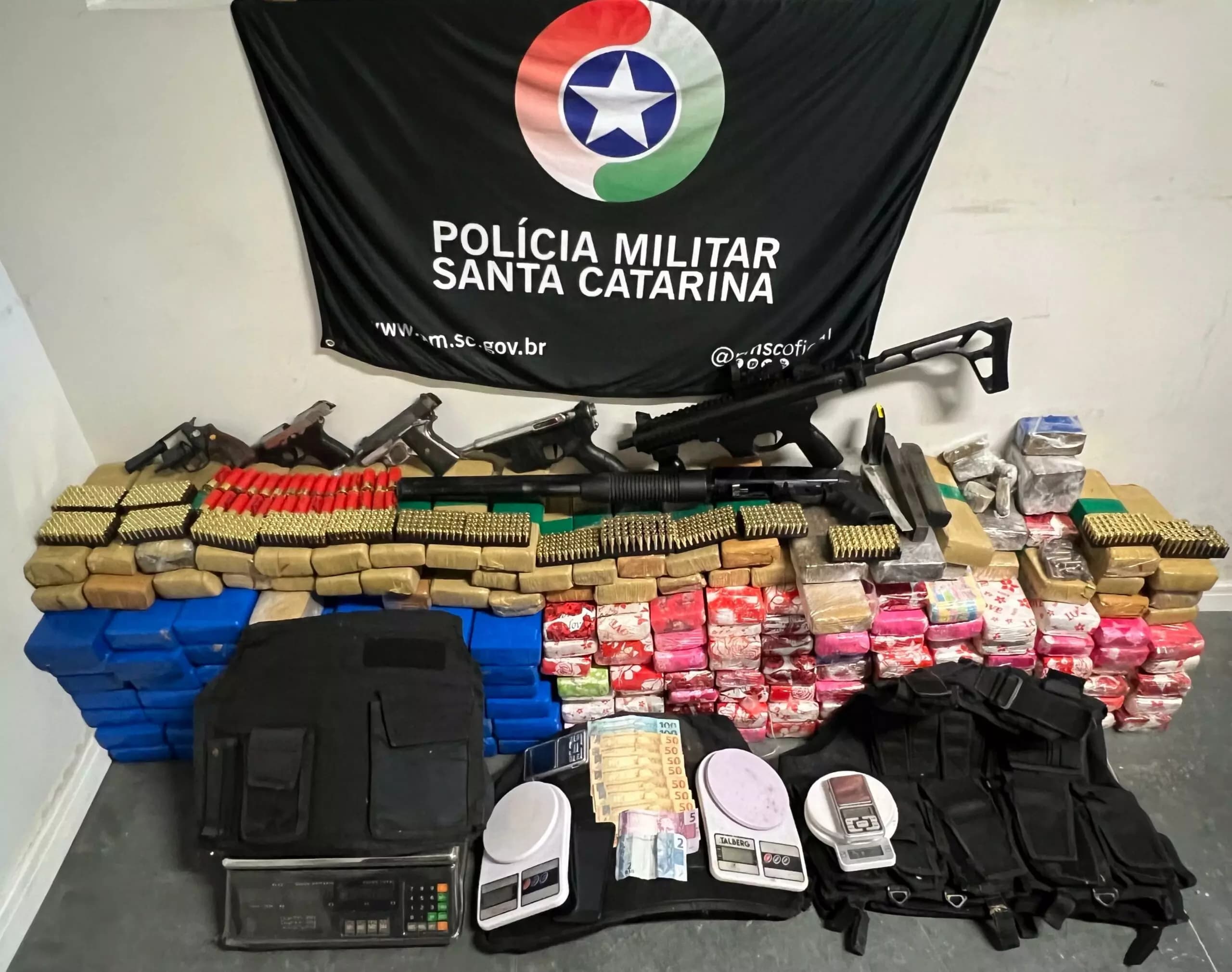 Polícia prende arsenal de armas e drogas avaliadas em quase R$ 500 mil em Florianópolis