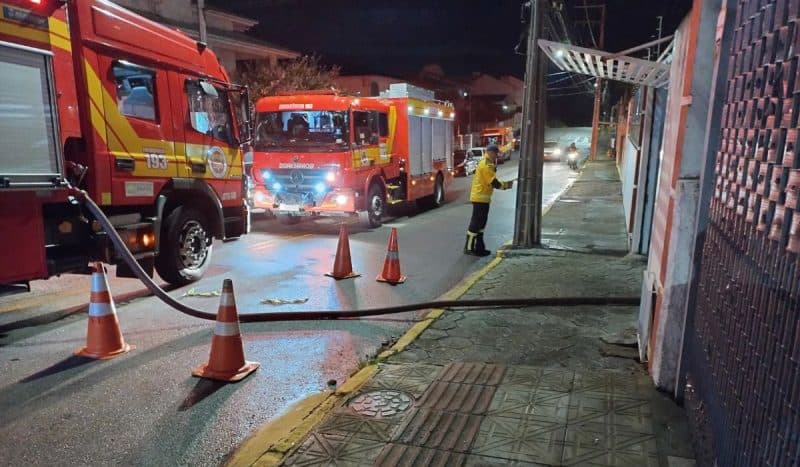 Incêndio em prédio deixa idoso ferido em Florianópolis