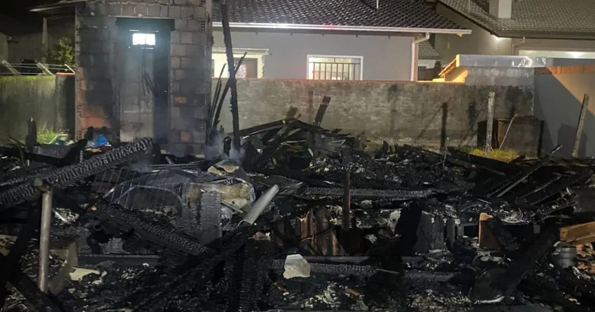 Incêndio em botijão de gás destrói casa de madeira em Balneário Piçarras