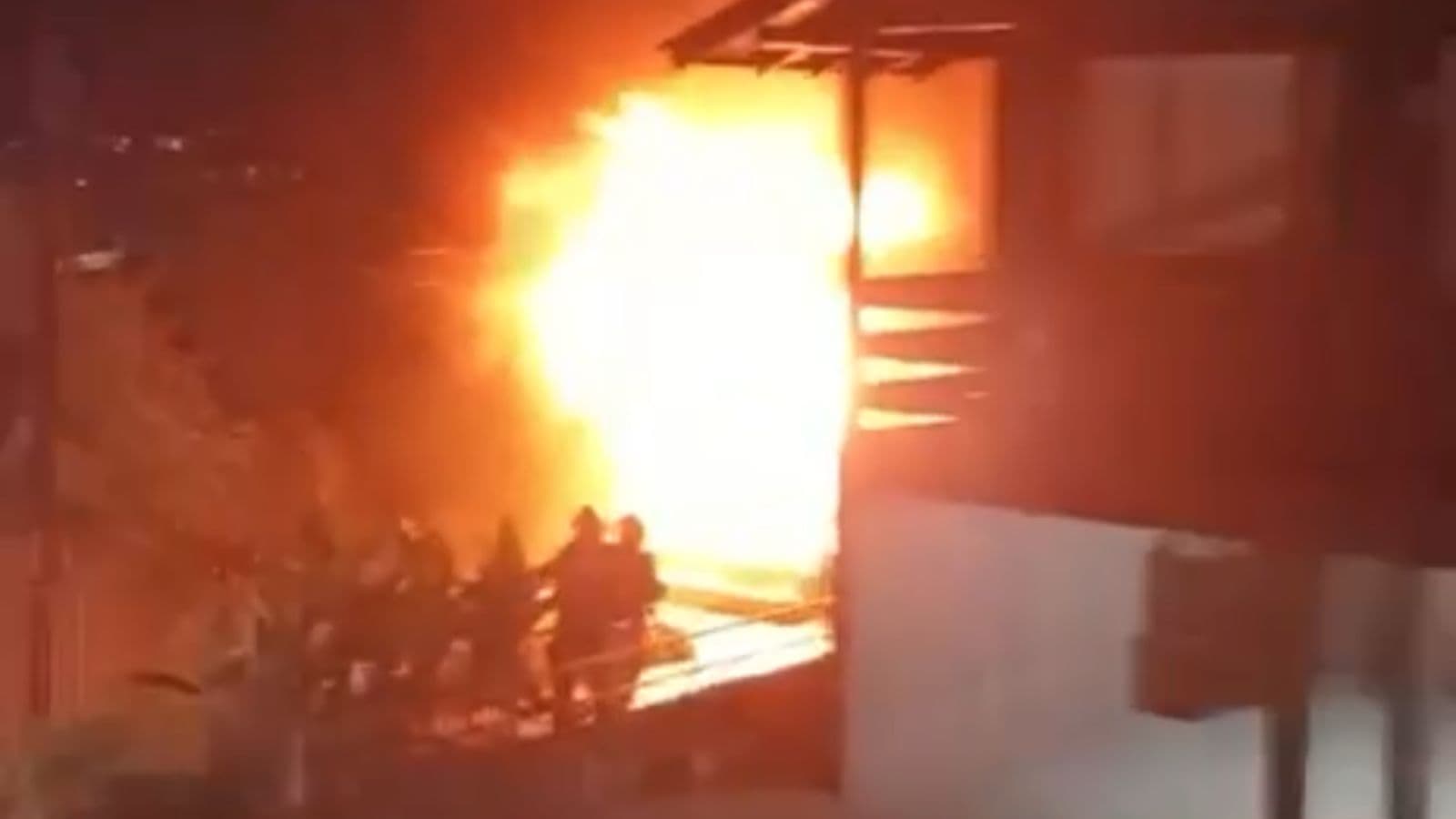 Carro pega fogo, atinge residência e gatos morrem carbonizados em Santa Catarina