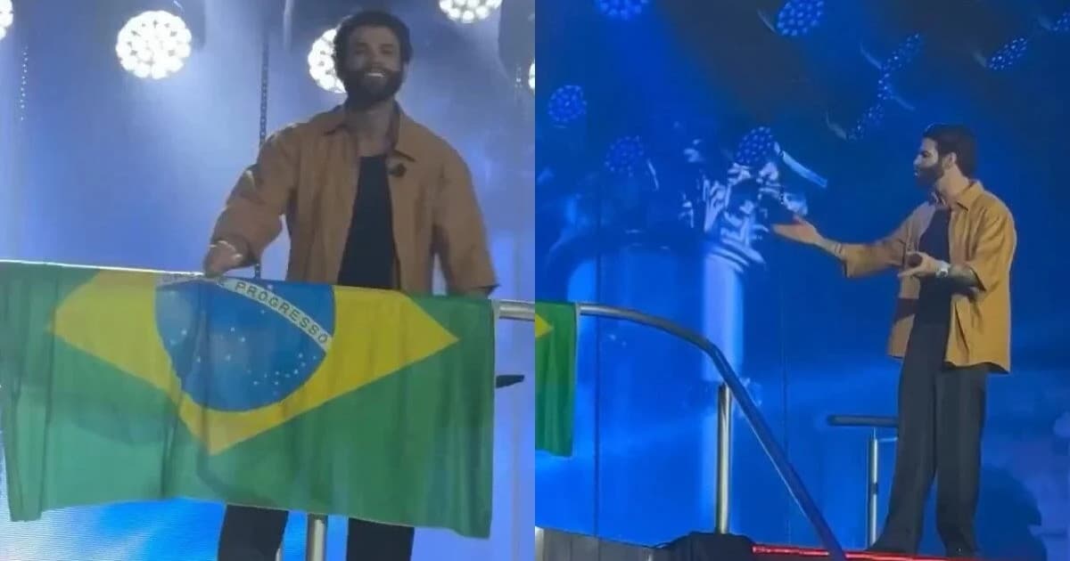 Embaixador aponta para bandeira do Brasil em SC e canta: “Eu não tô feliz, você também. A gente tá enganando quem”