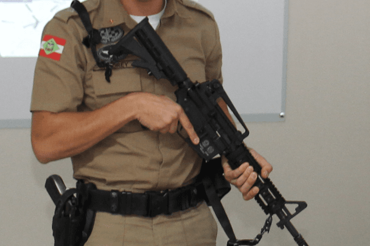 Homem leva tiro no peito após tentar arrancar fuzil de PM em SC