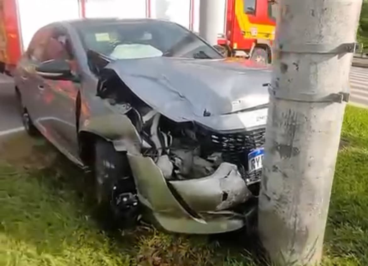 Grave acidente entre carro e moto deixa quatro pessoas feridas em Florianópolis
