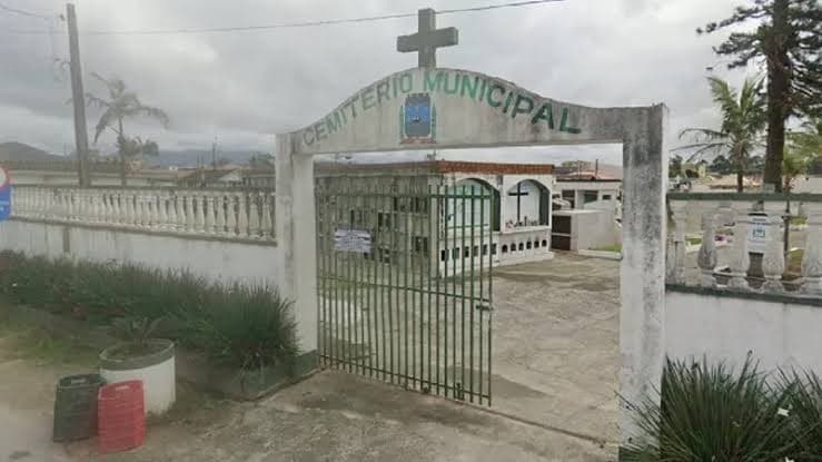 Ossadas humanas e freezer com animais são encontrados em cemitério