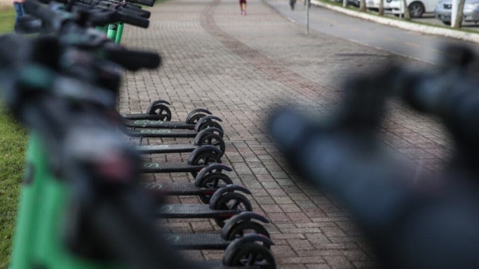 Itapema proíbe bicicletas e patinetes em áreas exclusivas para pedestres