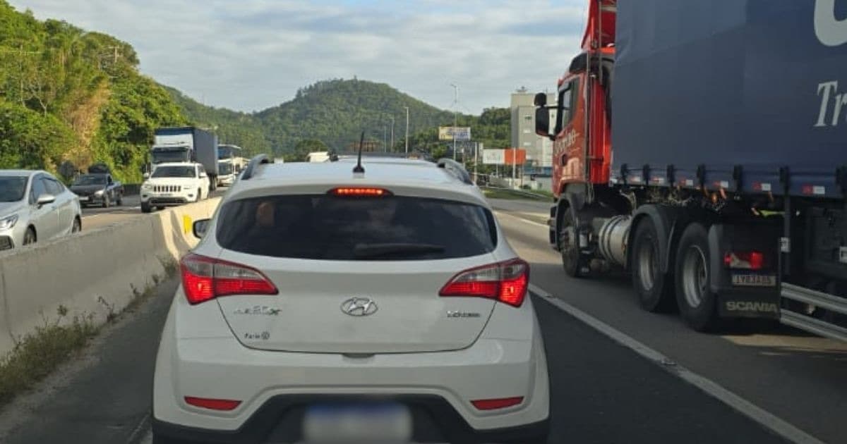 Trânsito no Litoral Norte fica caótico após colisão no Morro do Boi