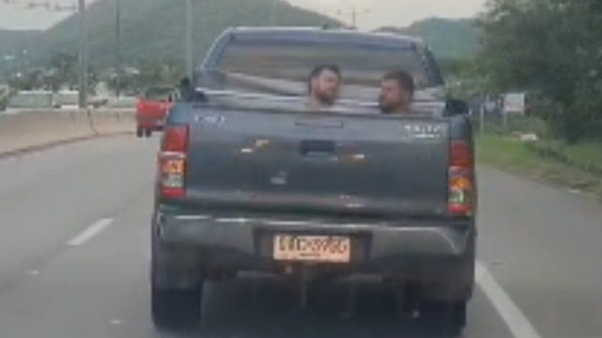Viagem na caçamba: polícia intercepta veículo lotado na SC-401, em Florianópolis
