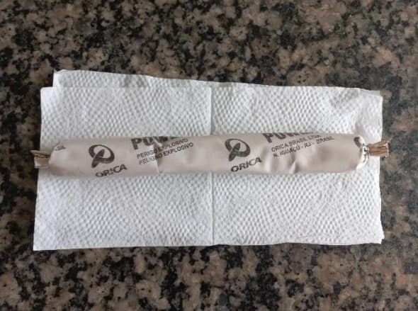Passeio com cachorro termina em susto: morador encontra banana de dinamite