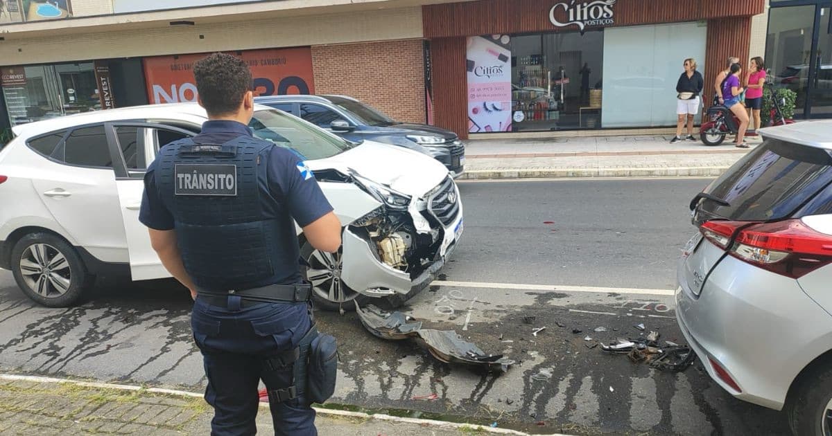 Motorista embriagada atinge carro e deixa bebê ferido durante amamentação em Balneário Camboriú