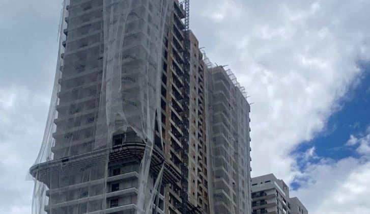 Trabalhador despenca em poço de elevador e morre no local em Itajaí