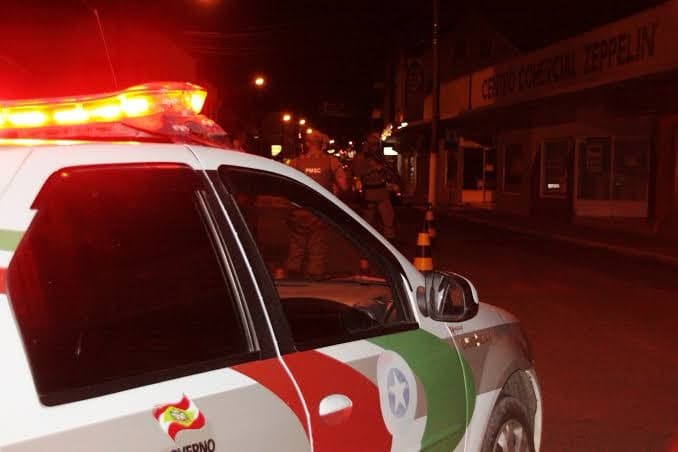 Denúncia de violência doméstica leva PM a prender foragida da Justiça em Porto Belo