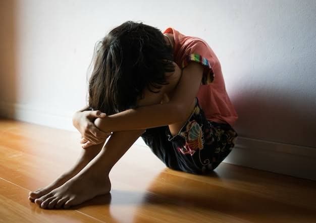 Mãe abandona filhos para ir ao bar e causa caos ao voltar embriagada em SC
