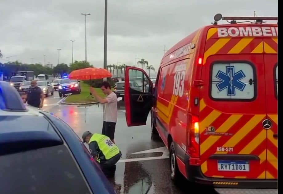 Motociclista cai na Beira-Mar Norte e mobiliza resgate em Florianópolis
