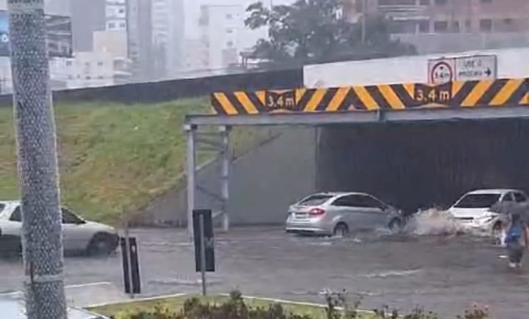 Chuvas causam alagamentos em Itapema; Defesa Civil alerta para temporais no Litoral Norte