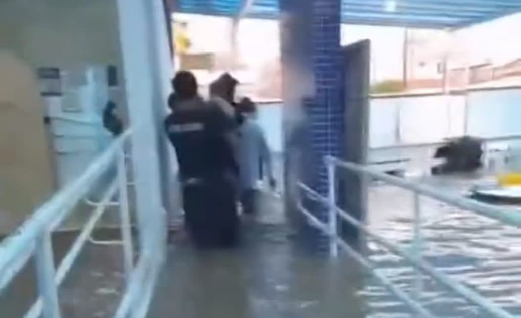 Desespero em Itapema: crianças ficam presas em escola alagada durante fortes chuvas