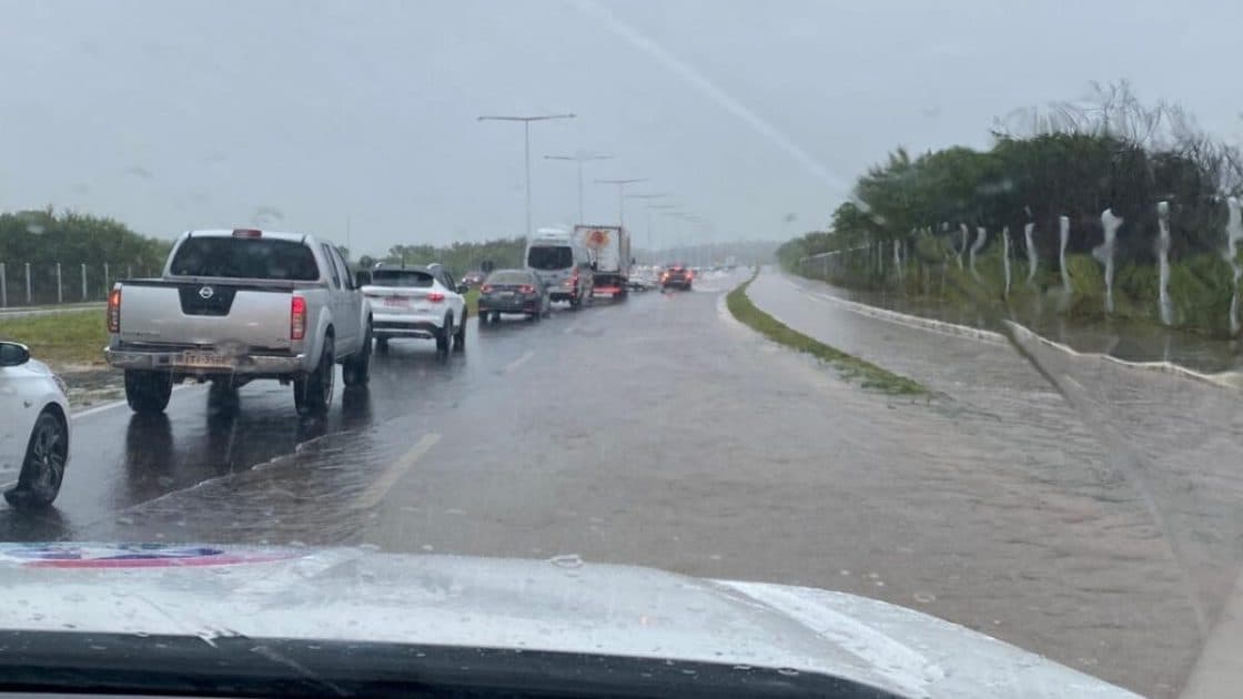 Chuva causa bloqueios na BR-101 em SC e força motoristas a desviarem