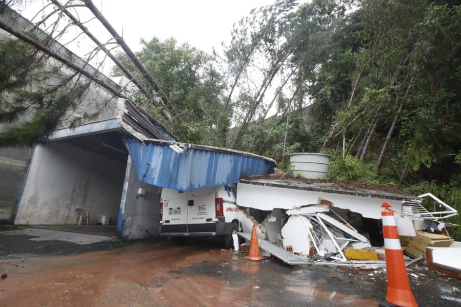 Deslizamento de terra destrói parte da Central de Ambulância em Blumenau