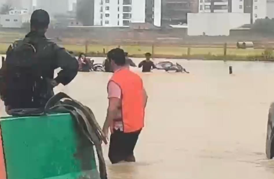 “Surpresa em meio ao caos”: Funcionário da prefeitura salva oito pessoas em enchente de Camboriú