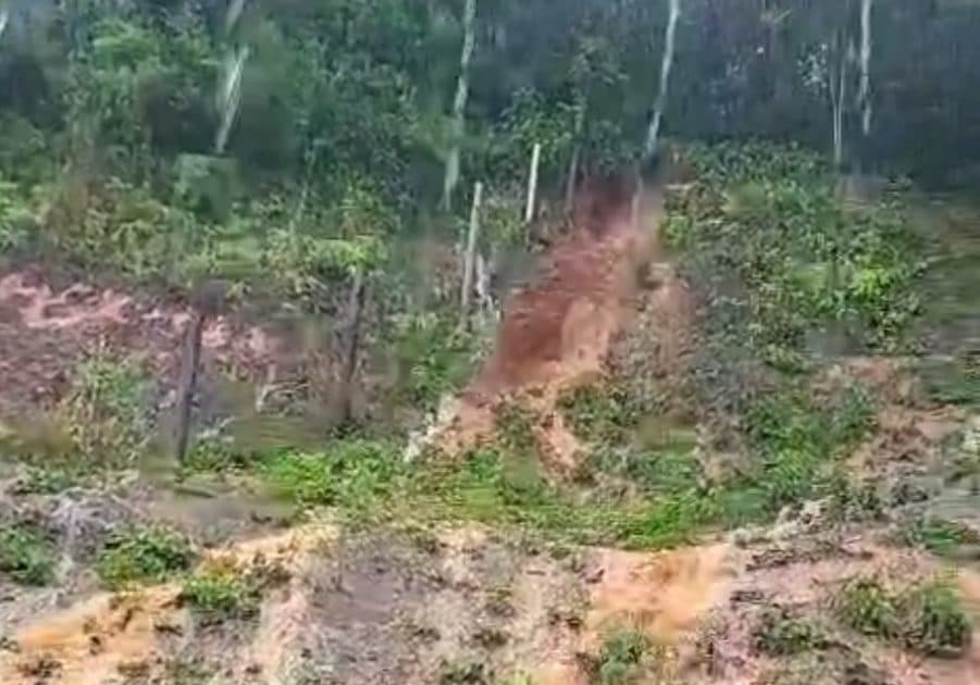 Moradores flagram deslizamento de terra durante temporal em Itapema