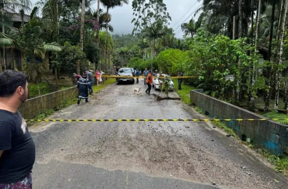 Quatro pontes interditadas em Itapema após fortes chuvas: “vai cair”
