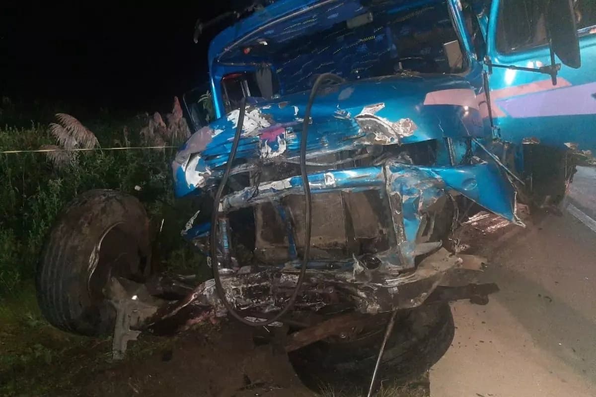 Carro fica preso sob caminhão e motorista morre na divisa entre SC e PR