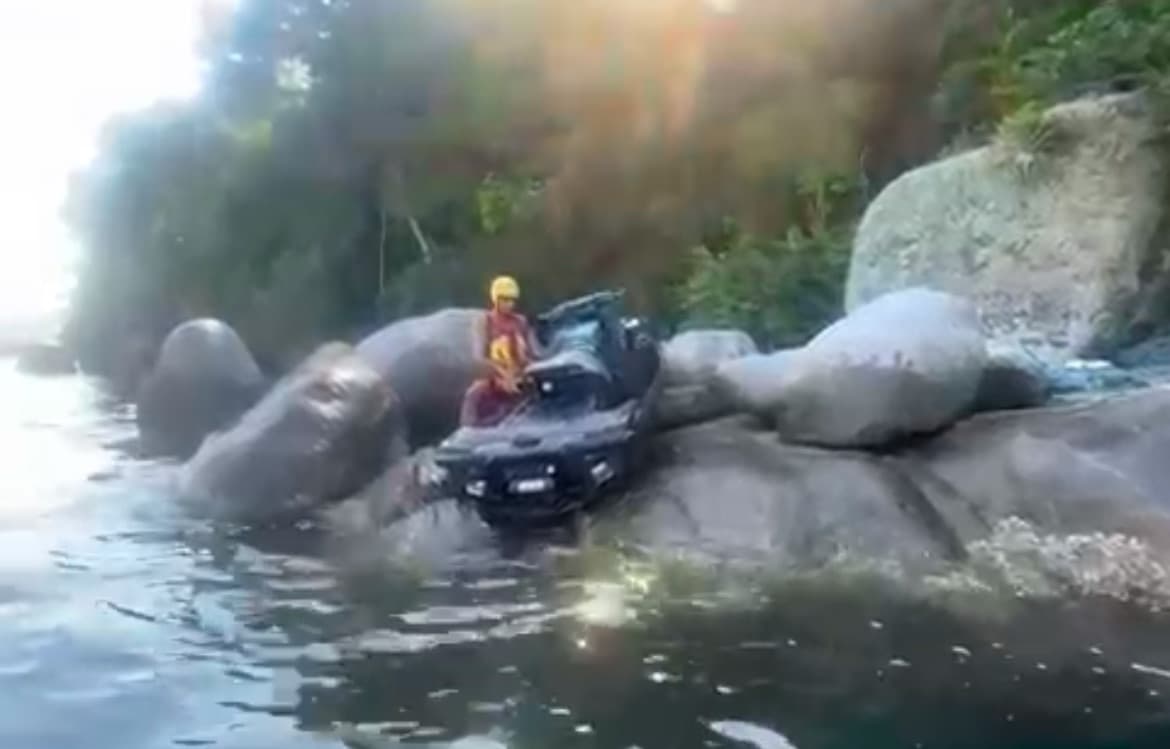 Condutor abandona mulher e foge após moto aquática colidir com costão em Porto Belo