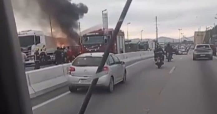Incêndio em caminhão bloqueia BR-101 em Itajaí e provoca congestionamento de 12 km