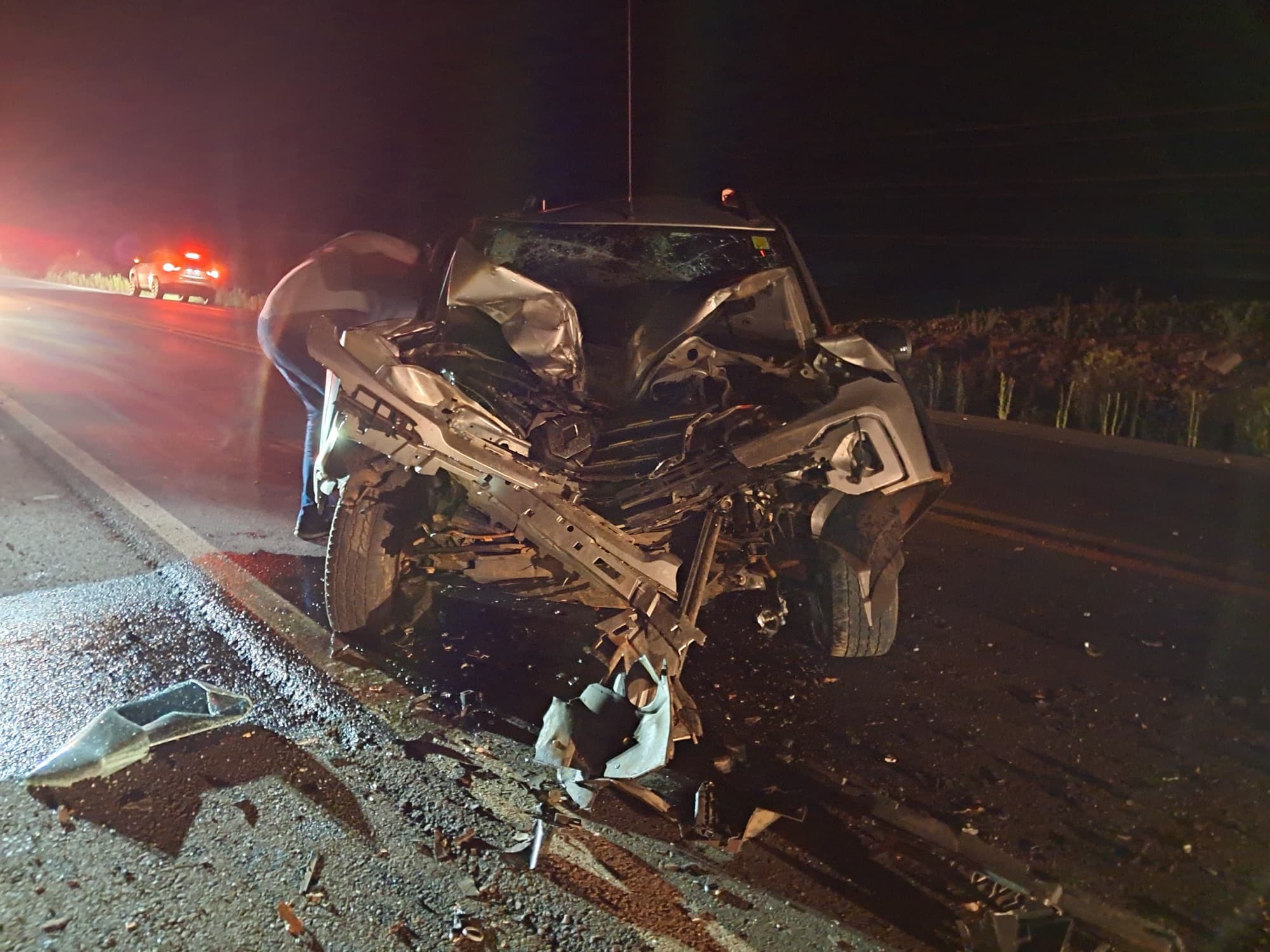 Idoso fica ferido após colisão gravíssima na BR-282 com carreta de toras