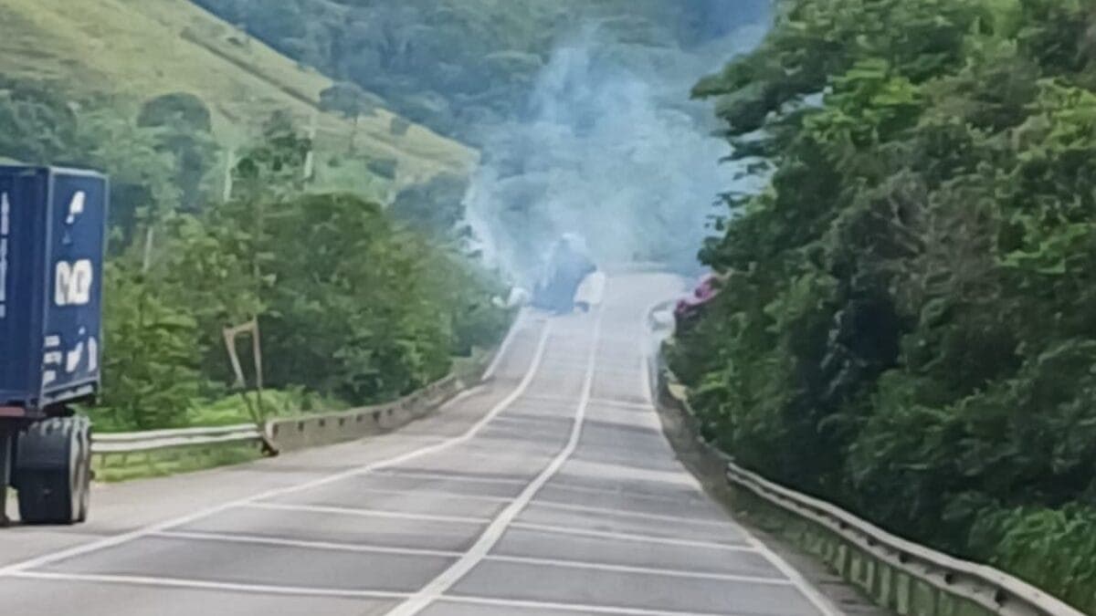 Caminhão com carga tóxica tomba na BR-101 e libera fumaça perigosa em SC