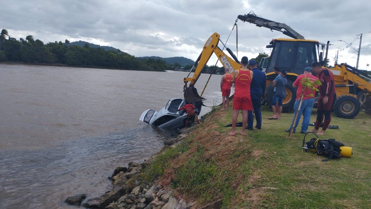 Motorista com CNH suspensa morre após carro atravessar pista e afundar em rio de SC