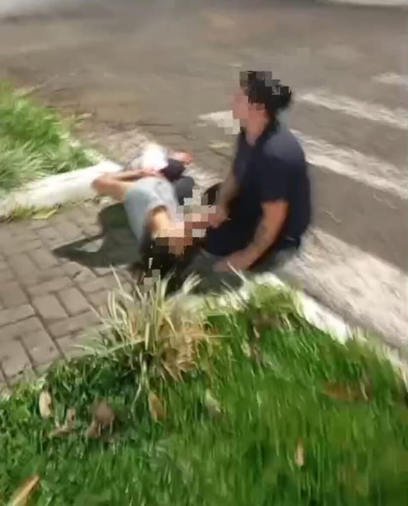 Mulher luta pela vida após levar facadas do marido em via pública de SC