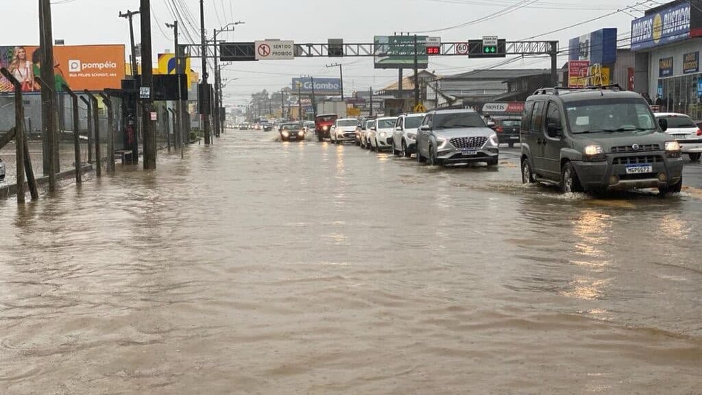 Florianópolis tem rodovias alagadas e Defesa Civil emite alerta: “muita chuva”