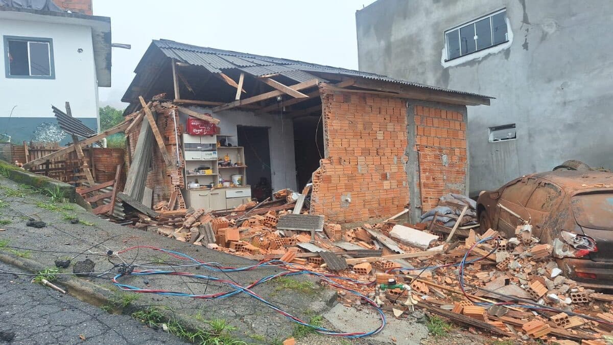 Caminhão desgovernado destrói casas e fere duas pessoas em Florianópolis