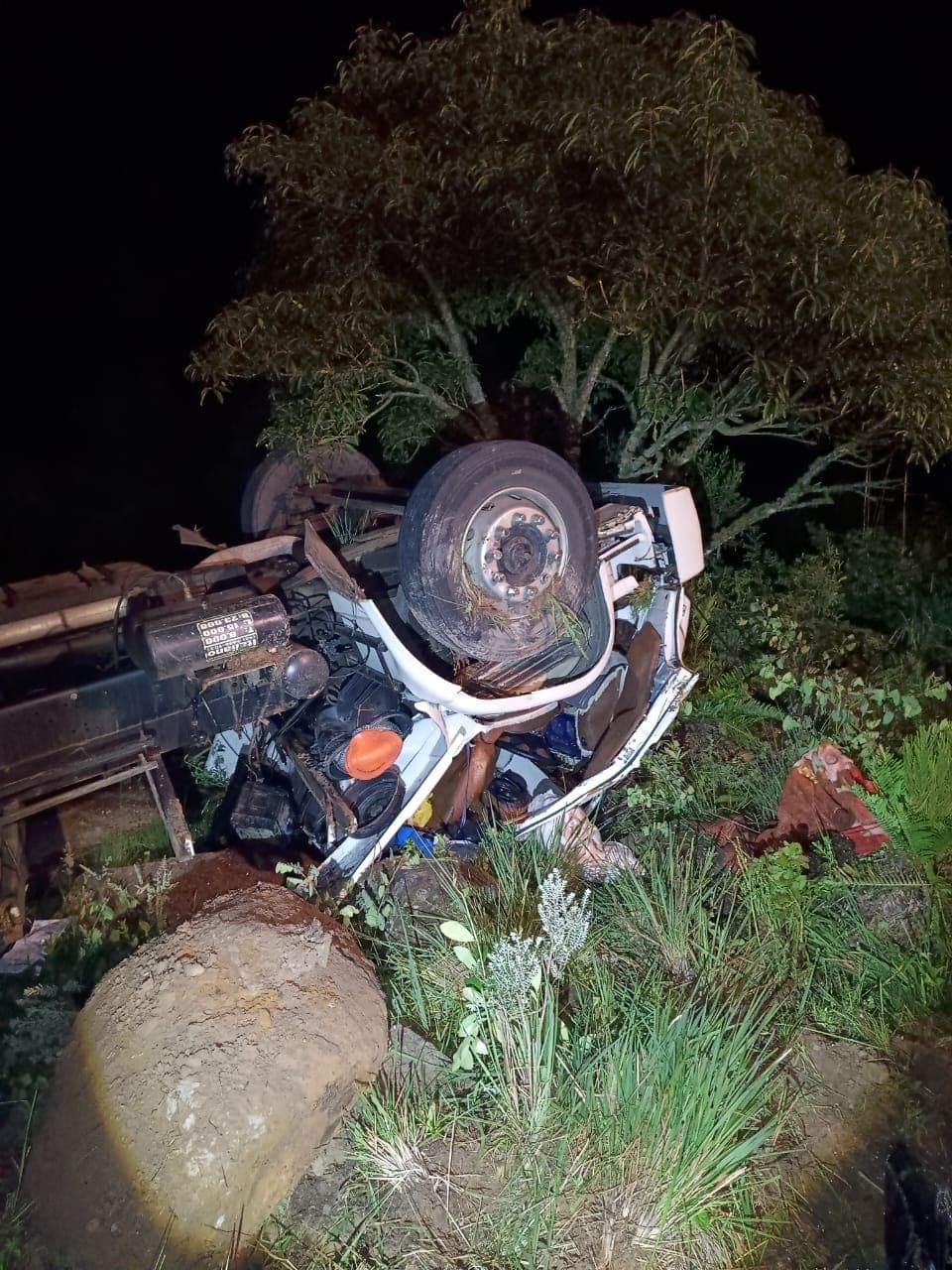 Motorista é arremessado de caminhão ao despencar em ribanceira de 15 metros na SC-110