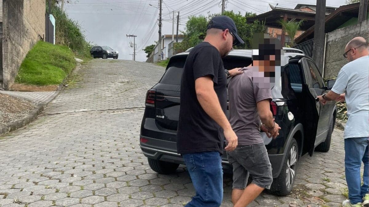 Foragido que matou homossexual por “aversão a gays” é preso em Blumenau