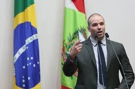 Deputado Jessé Lopes é condenado por criticar participação de trans em concurso de beleza feminina em SC
