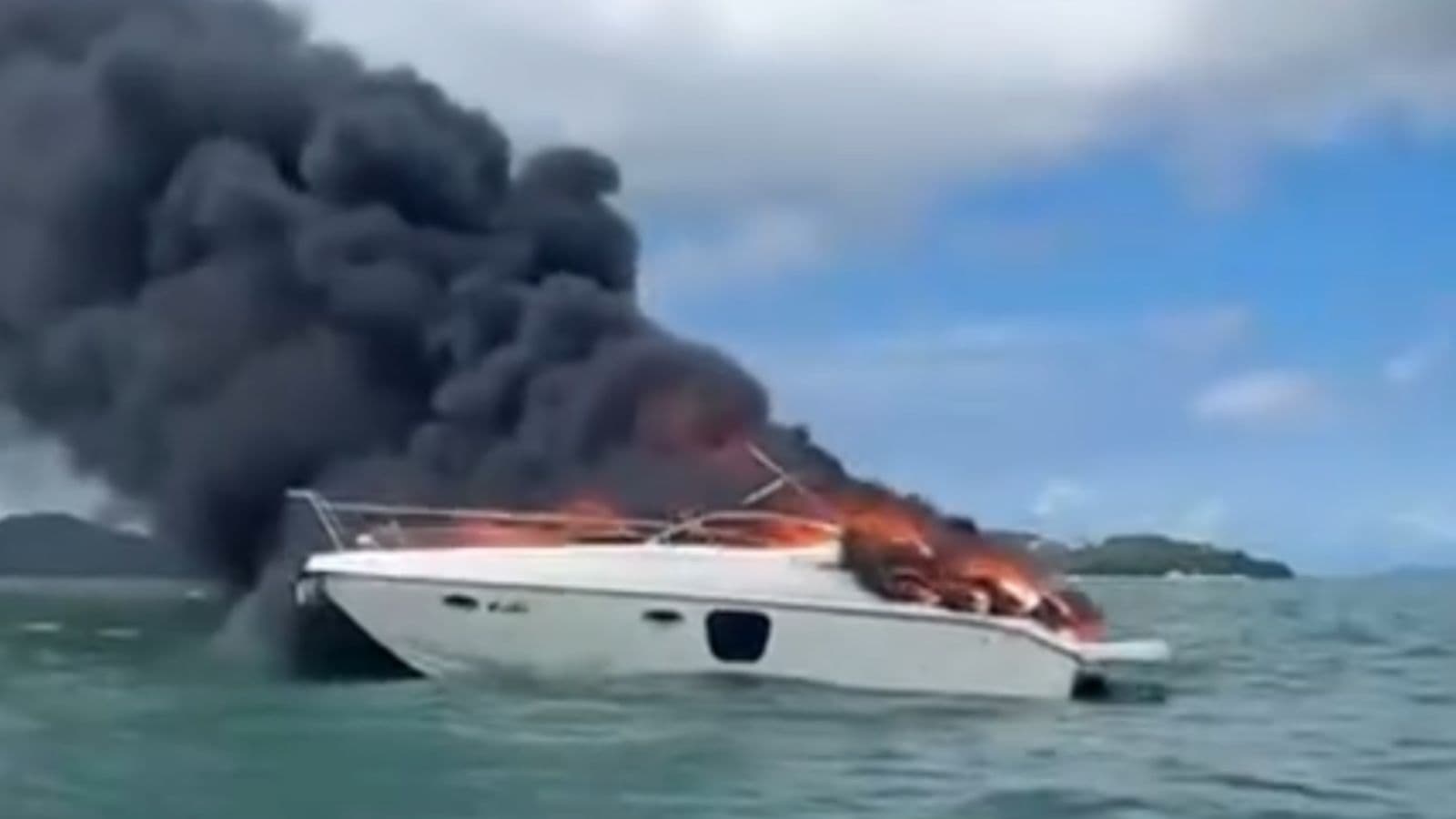 Lancha pega fogo e tripulantes são resgatados em Governador Celso Ramos