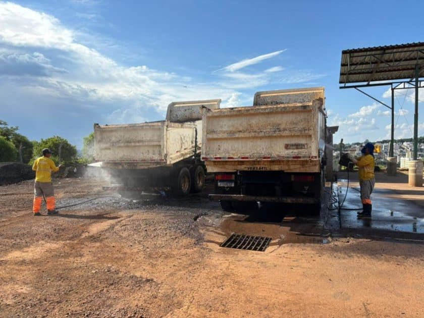 Chapecó envia máquinas e equipe para ajudar cidades no Litoral catarinense após fortes chuvas