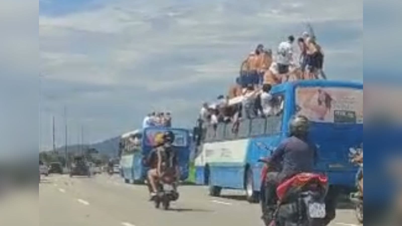 Torcedores são flagrados no teto de ônibus a caminho de clássico entre Avaí e Figueirense